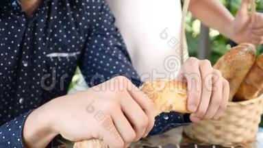 在面包店。 把法国面包撕成碎片。 把面包撕成两半。 4k